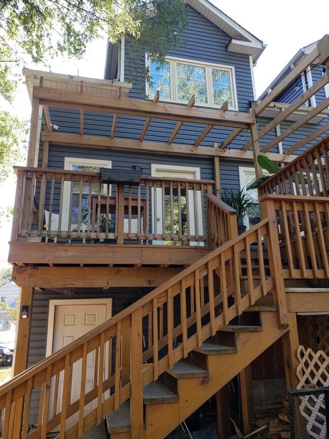 Entrada - 3117 Chestnut St NE