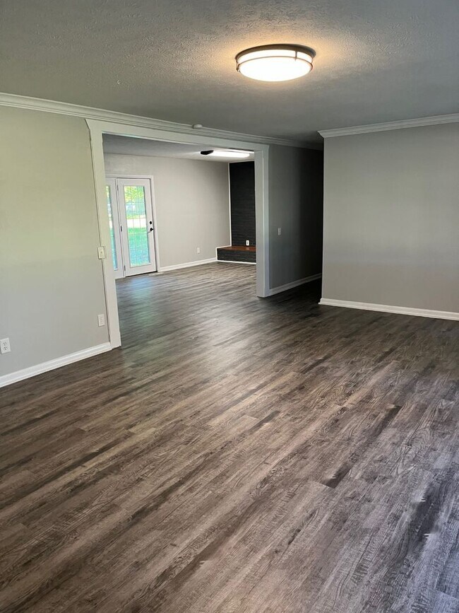 Building Photo - Newly Updates Home