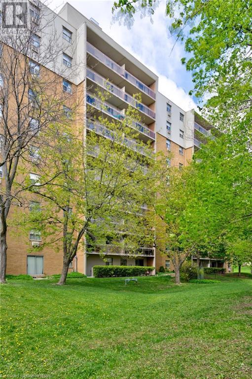 Photo du bâtiment - 931 Wonderland Rd S