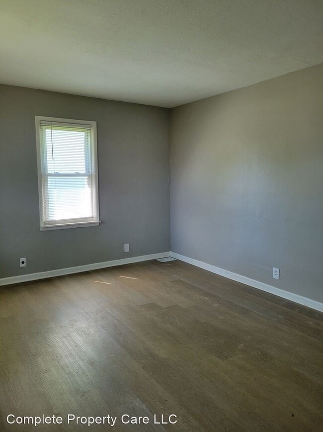 Building Photo - 2 br, 1 bath House - 2406 E 8th St