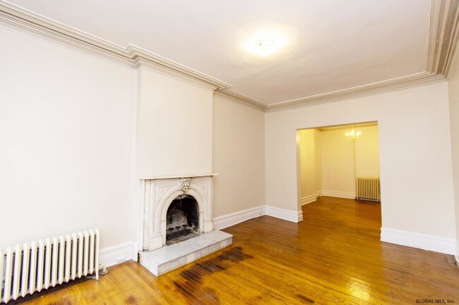 Building Photo - 133 Knox St