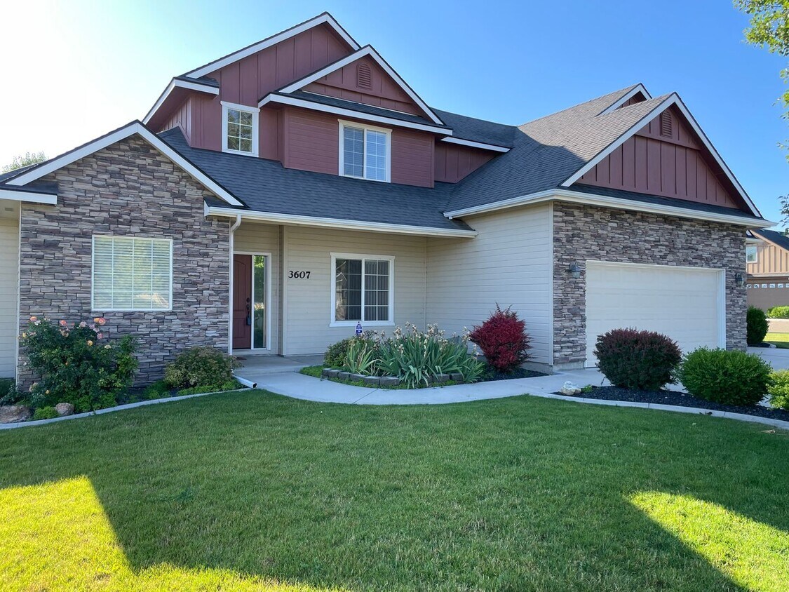 Foto principal - Beautiful 3-bedroom home on a large corner...