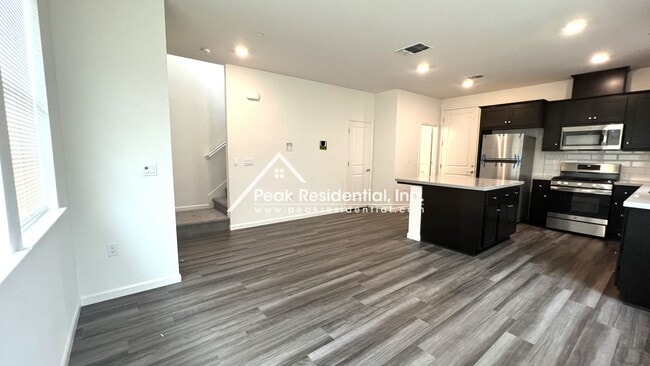 Building Photo - Newer 3bd/2.5ba North Natomas Townhouse wi...