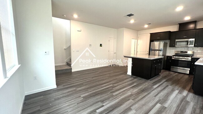 Foto del edificio - Newer 3bd/2.5ba North Natomas Townhouse wi...