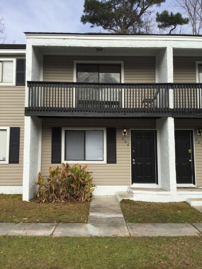 Building Photo - 2 Bedroom Spacious Townhome! with a Balcony