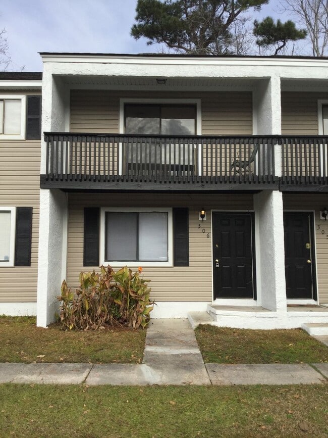Building Photo - Townhouse Close to Summerville High School