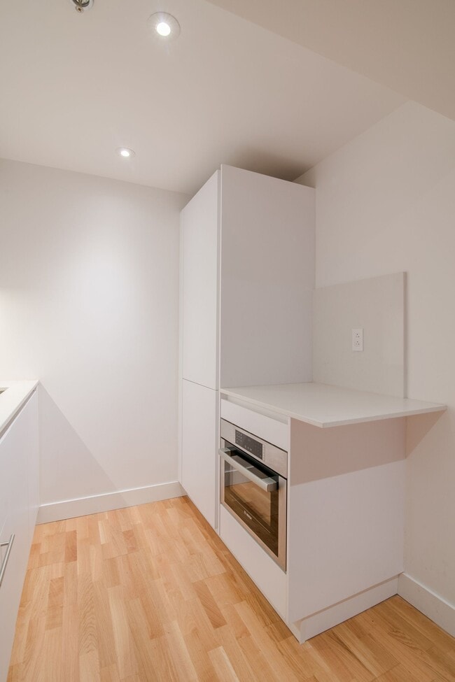 Building Photo - 25 Av des Pins O