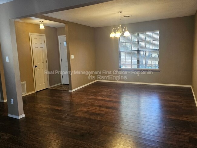 Building Photo - 306 Elfen Glen St