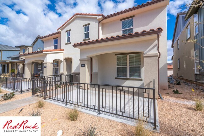 Building Photo - Pet Friendly 3 Bedroom Townhome in Desert ...