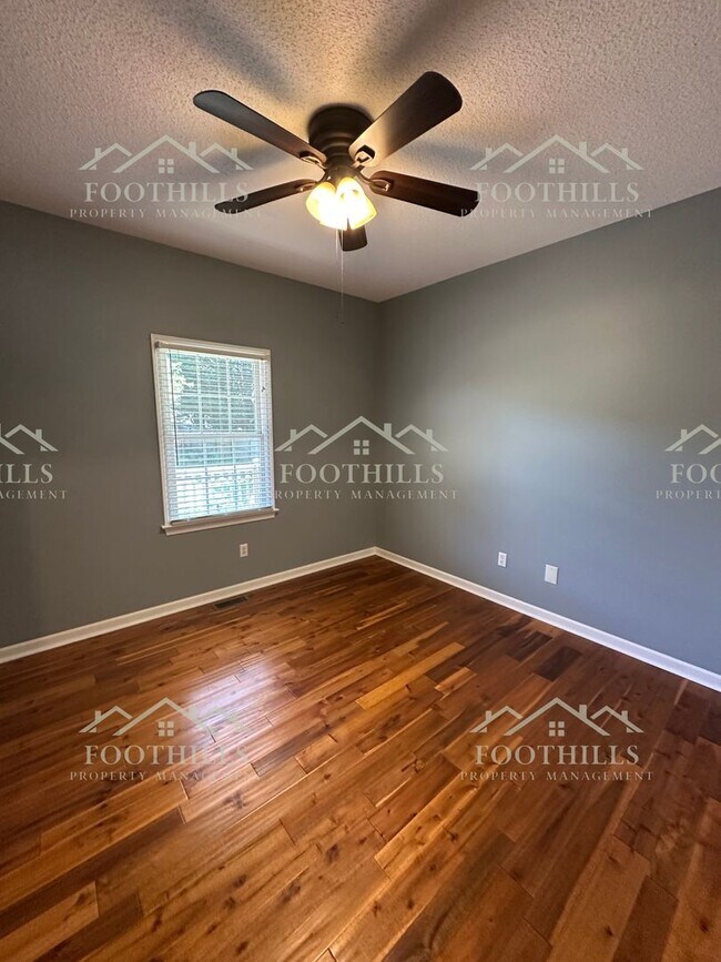 Foto del edificio - Stylish and Spacious 4-Bed Home with Scree...