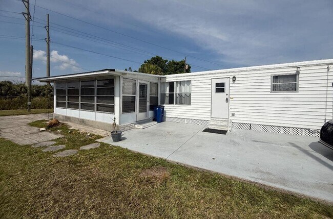 Building Photo - **FIRST MONTHS RENT FREE** 2 Bedroom Mobile home with Spacious yard!
