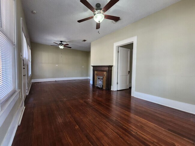 Building Photo - Santa Rita 2 bedroom 1 bath Home COMING SOON!