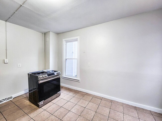 Building Photo - 2 Bedroom Apartment Near Science Hill