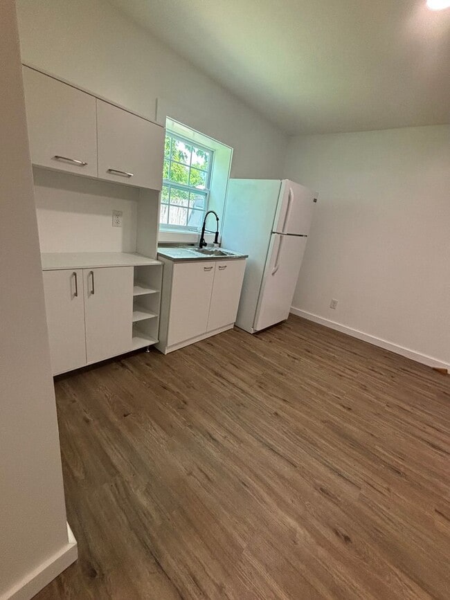 Building Photo - Move in Ready Luxury Renovated Spacious St...