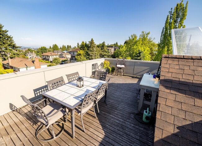 Rooftop Deck - 1633B California Ave SW