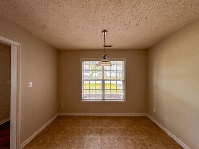 Foto del edificio - Lovely 3 Bed 2 Bath Plus Bonus Room Home in Raeford