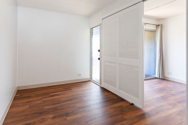 Building Photo - Queens Villa 1bd/1ba/1parking