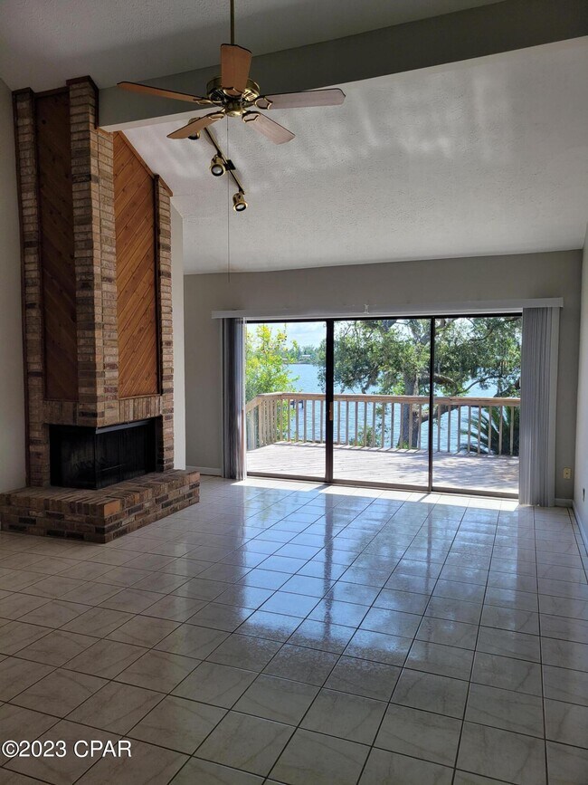 Foto del edificio - 2824 Country Club Dr
