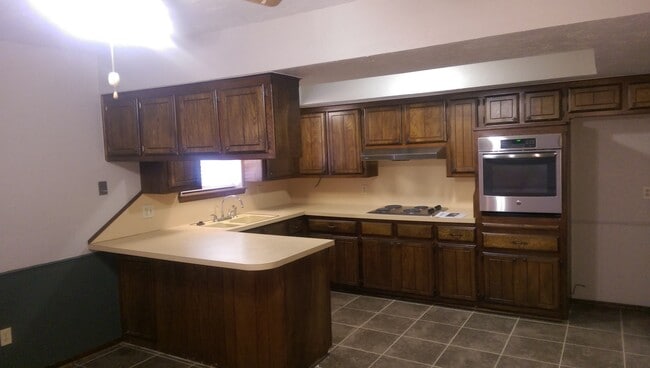 Building Photo - 3 bed, 2 bath, 2 car garage home for rent ...