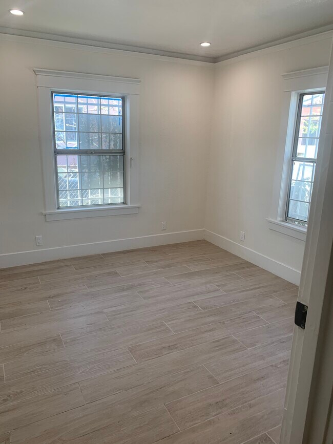 Building Photo - 1521 W 53rd St