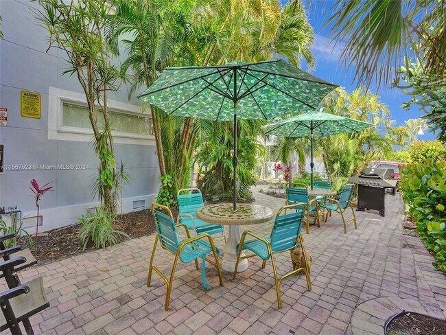 Building Photo - 326 Coolidge St