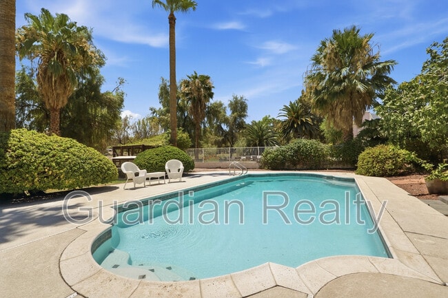 Building Photo - 3007 La Mesa Dr