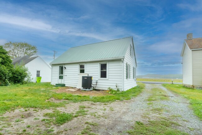 Building Photo - Modern Elegance Beckons: Your Dream Rental...