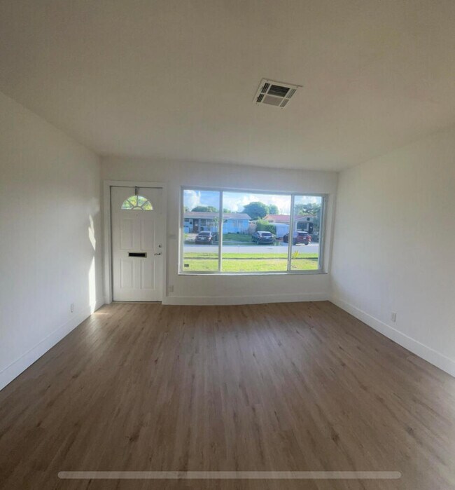 Foto del edificio - 640 NE 23rd Ct
