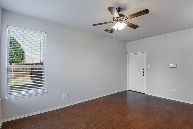 Foto del edificio - Beautiful 3 Bedroom, 2.5 Bath duplex locat...