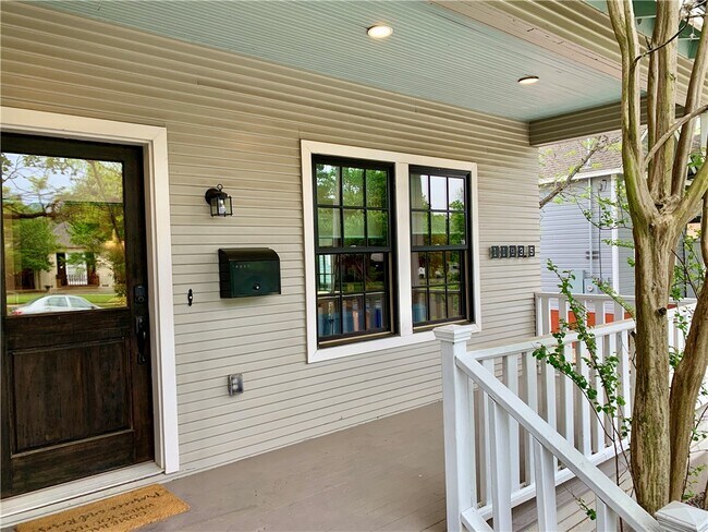 Foto del edificio - 1193 1/2 San Bernard St