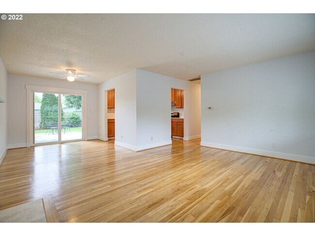 Foto del edificio - Lovely Ranch style home with park like rea...