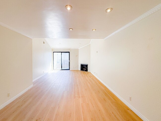Building Photo - Beautiful 2bd 2ba