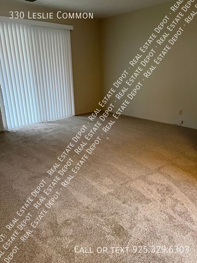 Building Photo - 330 Leslie Common