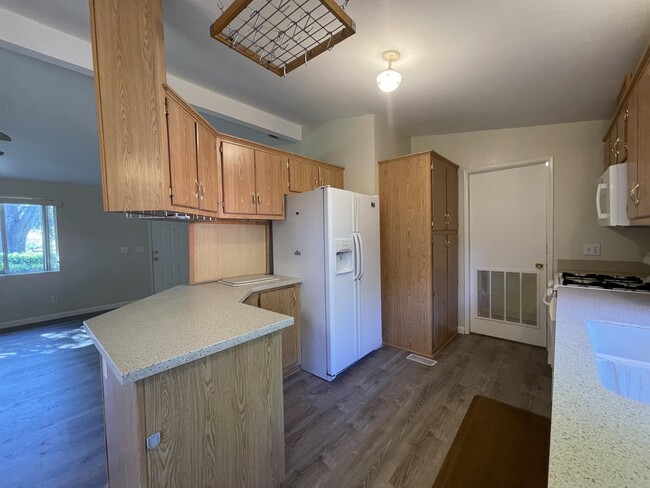 Building Photo - 1609 Diamond Ave