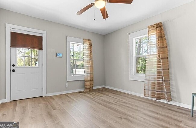 Foto del edificio - 2164 Monroe Ave