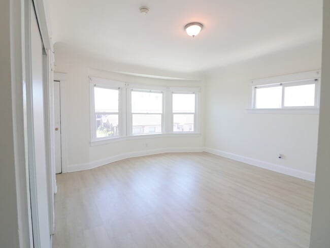 Building Photo - 441 W 79th St