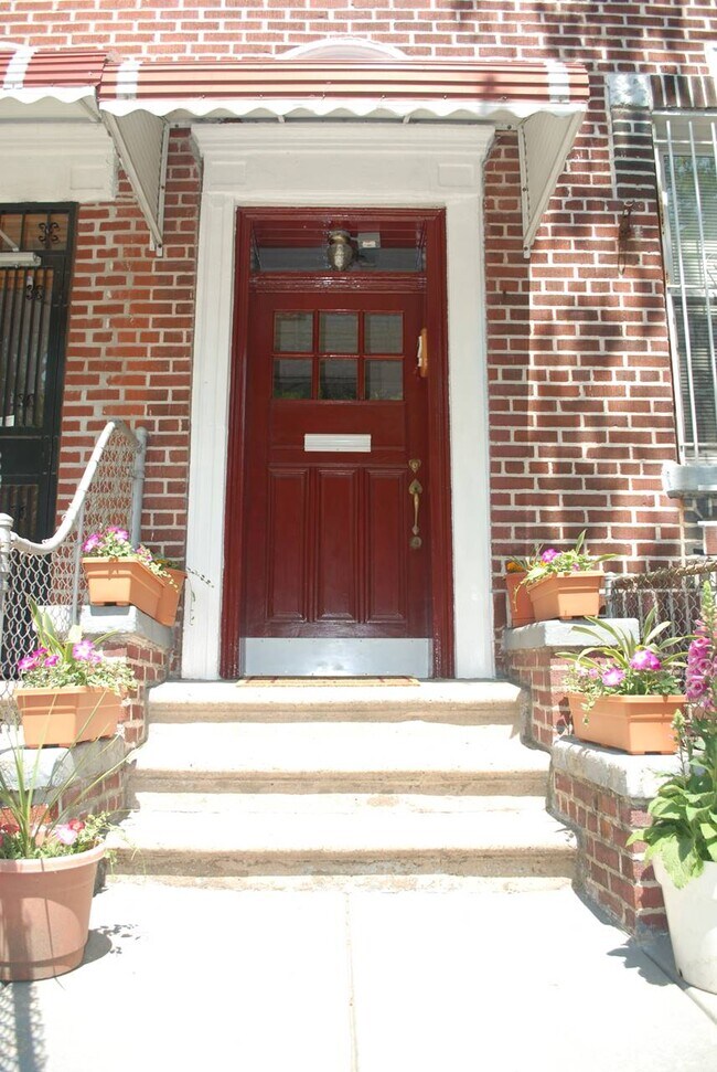 Building Photo - 755 44th St