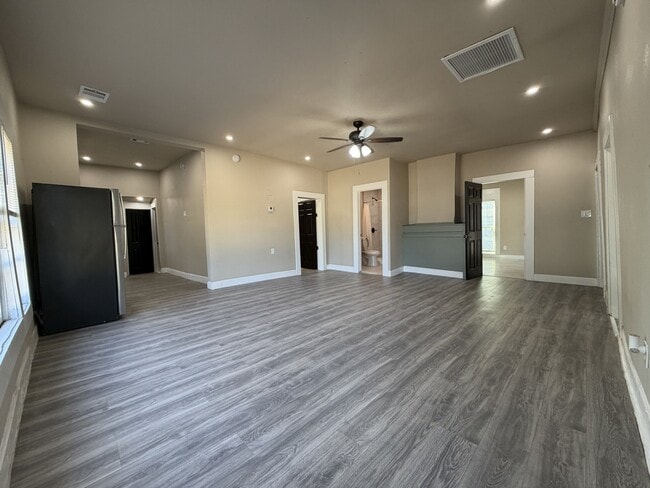 Building Photo - 418 N Clements St