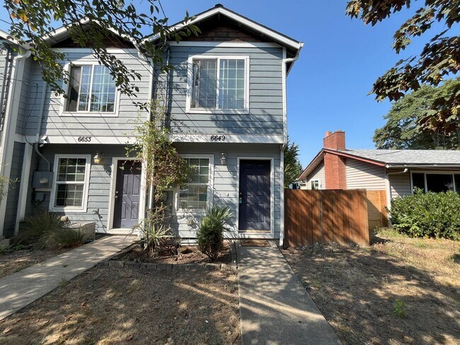 Foto del edificio - Cozy 2-Bedroom Home with Private Patio & C...