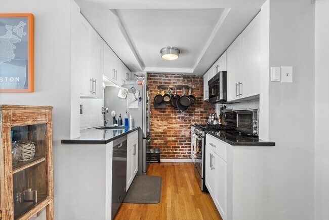 Building Photo - 41 Pleasant St