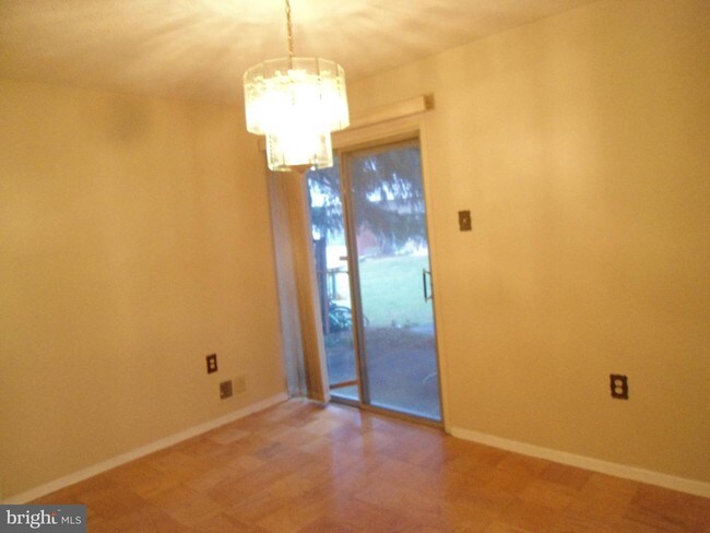 Building Photo - 11154 Oak Leaf Dr