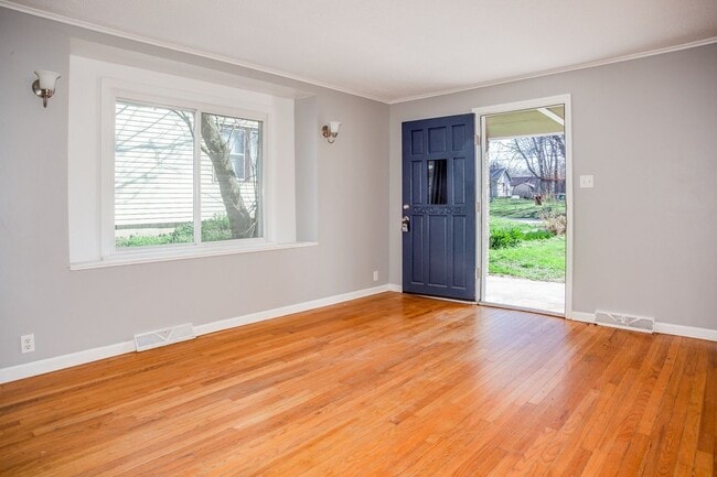 Building Photo - Freshly Updated 2-Bed Home with Fenced Yar...