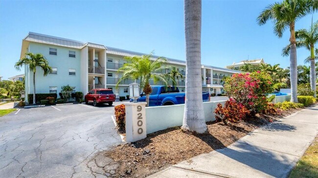 Foto del edificio - 9200 Midnight Pass Rd