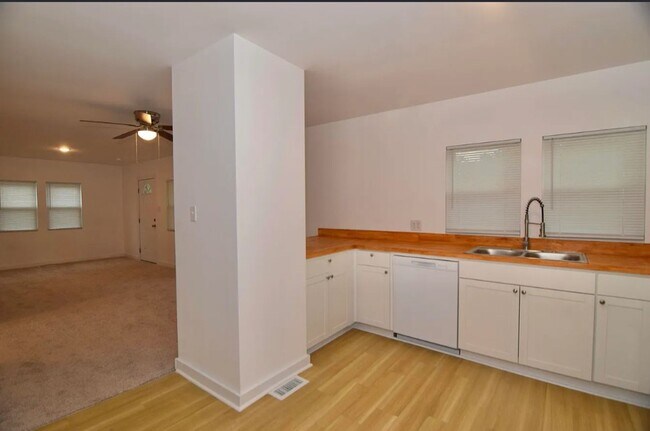 Foto del edificio - Thoughtfully Renovated Home in a Prime Location