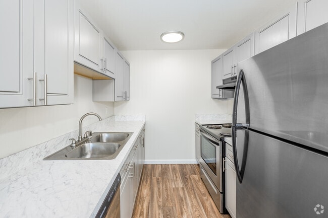 2BR, 1BA - 960SF - Kitchen - Swiss Gables