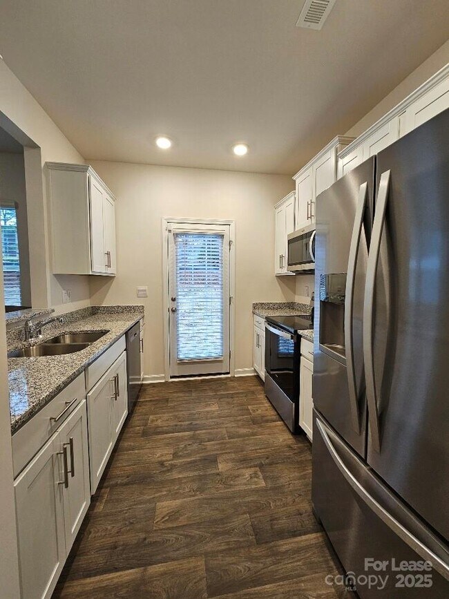 Foto del edificio - 8017 Murray Br Dr