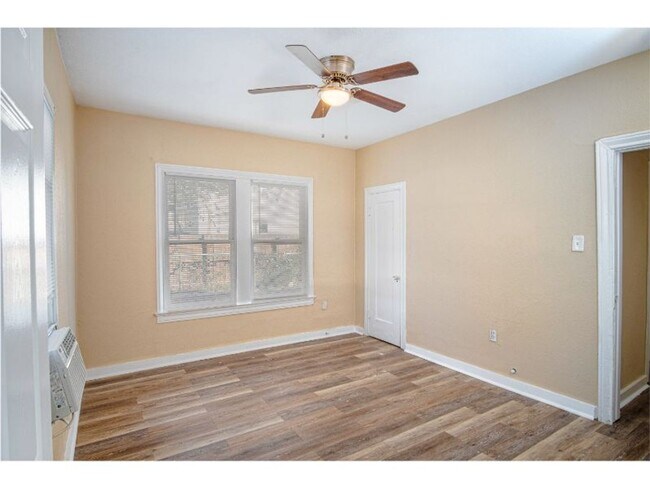 Building Photo - 907 Iowa St