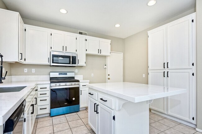 Building Photo - Beautiful Remodeled Detached 3 Bedroom House!