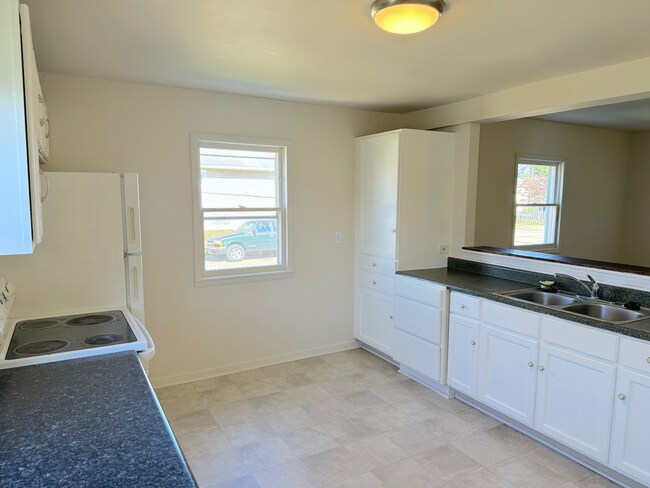 Building Photo - 3 Bedroom Home in Lindenwald