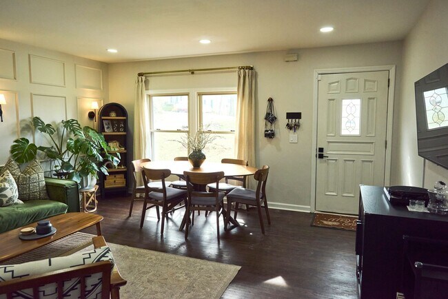 Foto del edificio - Welcome home to space, comfort, and thoughtful updates in this beautifully maintained 5-bedroom, ...